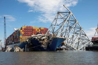 Členové posádky lodě, která narazila do baltimorského mostu, jsou už více než dva roky drženi v USA. Přitom je z ničeho neobvinili - Novinky